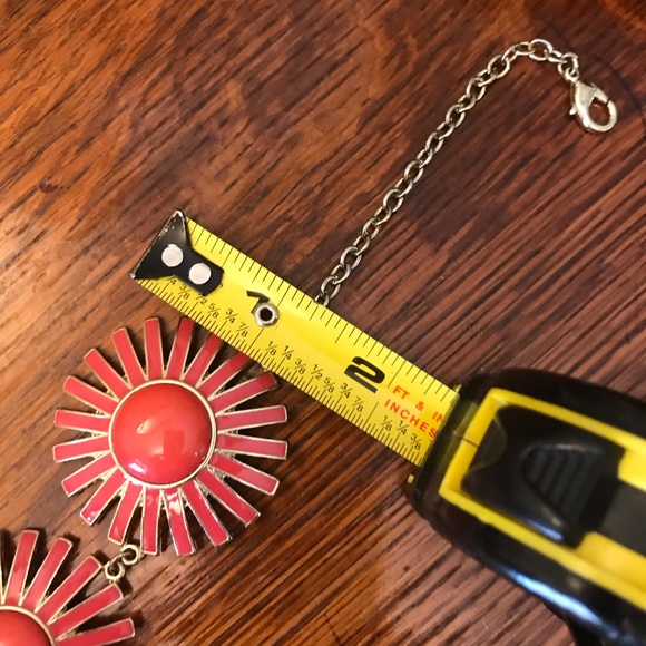 Gold Sunburst necklace to brighten up and hip out your outfit.Presumably vintage - Picture 4 of 5